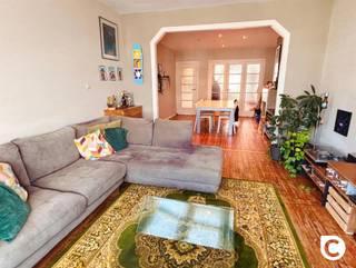 <p><span>Karaktervol 2 slaapkamer appartement aan 't Brilschanspark + privatief genot 180m² dak!</span><span><br /></span><span>Dit instapklaar appartement bevindt zich in een kleinschalig en prima onderhouden gebouw in een mooie zijstraat van het Brilschanspark. Een ware droom om in een groene en rustige omgeving te wonen op een boogscheut van het bruisende stadsleven. Op deze toplocatie zijn winkels, scholen, horeca, sportfaciliteiten, invalswegen en openbaar vervoer steeds vlakbij. Het exclusieve genot van het recent vernieuwde dak is een enorme troef waardoor een gigantisch dakterras en/of daktuin tot de mogelijkheden behoort. Kortom, een unieke kans om kwalitatief te wonen in één van de meest gegeerde buurten in Berchem met een overvloed aan potentieel.</span></p><p><span><br /></span><span>Inkomhal, leefruimte & keuken:</span></p><p><span>De ziel van het appartement toont zich meteen in de inkomhal op authentieke planché, dewelke doorgetrokken werd in nagenoeg het hele appartement. Ook de leefruimte (36m²) ademt persoonlijkheid, denk maar aan de hoge plafonds, de erker, de bogen, de vintage deuren met kathedraalglas en de sierhaard. Dit alles wordt nog eens extra in de verf gezet door de prachtige natuurlijke lichtinval die die ook het ruimtegevoel benadrukt. De geriefelijke keuken op vintage tegelvloer is voorzien van een keramisch vuur, dampkap, oven, microgolf en vaatwasser. </span></p><p><span> </span></p><p><span>Slaapkamers, badkamer & toilet:</span></p><p><span>De master-bedroom, eveneens op planché en met romantische sierhaard, ligt aan de nog rustigere achterzijde waardoor een goed nachtrust en 100% privacy gewaarborgd zijn. De andere kamer situeert zich tussen eetkamer en keuken en leent zich overigens perfect als thuisbureau en/of dressing. In de badkamer kan je zowel genieten van een rustgevend bad als van een deugd doende douche. Uiteraard is ook een wasmeubel en een toilet voorzien. </span></p><p><span> </span></p><p><span>Terras, dakrechten & kelder:</span><span><br />Het terras ligt aanpalend de keuken, kijkt uit op het groen en leent zich perfect om gezellig te aperitieven. Ziet u het groter? Dan biedt het privatieve genot op het ganse dak enorm veel potentieel. Zo is het zelfs mogelijk om rechtstreeks vanuit het appartement een trap te voorzien naar uw mogelijk toekomstig dakterras. Om de benen te strekken is een wandeling in het geweldige Brilschanspark bovendien een echte aanrader. De aansluitingen voor uw wasmachine en droogkast vindt u in uw privatieve kelderberging.</span></p><p><span><br /></span><span>Extra troeven:</span></p><p><span>- Toplocatie (Mobiscore 9,3/10)</span></p><p><span>- Excl. genot dak (zie basisakte)</span></p><p><span>- Gunstig EPC</span></p><p><span>- Elektriciteit conform</span></p><p><span>- Dakisolatie 10 cm PUR/PIR</span></p><p><span>- Individuele meters (excl. water)</span></p><p><span>- Fiberklaar<br />- Kelder</span></p><p><span> </span></p>