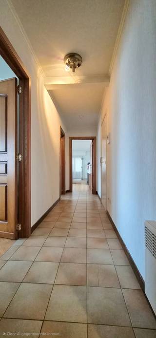 Aalter: dit ruim appartement (111 m2!) is gelegen nabij het centrum maar biedt toch een soepele aansluiting op alle hoofdwegen. (N44- E40). Het beschikt over: inkomhal, grote lichtrijke living, recente keuken, badkamer en 2 goed bemeten slaapkamers. Op kelderniveau berging en afgesloten garage. Het appartement is op heden verhuurd aan 700 euro (nog niet geïndexeerd, potentieel dus hoger). Het appartement is dus geschikt voor eigen bewoning (opzeg 6 maanden) of als investeringspand. EPC-label C, dus geen verbouwingsverplichting. Asbestvrij. Mogelijk tot bijkopen extra staanplaats aan 15.000 euro. Wenst u een bezoek? Bel 050/70 70 00 of 0475 812 810.