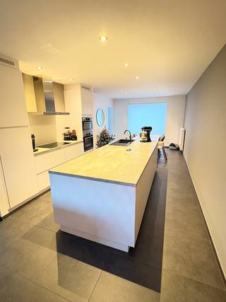 <p>Instapklare BEN-woning met 4 slaapkamers, zuidgerichte tuin en carport in Zuiderdal (Boechout)</p><p>In de gegeerde en kindvriendelijke woonwijk Zuiderdal in Boechout bevindt zich deze stijlvolle, instapklare gezinswoning uit 2018. Dankzij de moderne architectuur, kwalitatieve afwerking en uitzonderlijke energiezuinigheid is dit de ideale woning voor wie comfortabel en zorgeloos wil wonen.<br />Op het gelijkvloers vindt u een inkomhal met gastentoilet, een praktische berging/wasplaats en een ruime, lichtrijke leefruimte met open, volledig uitgeruste keuken. De grote raampartijen creëren een aangename verbinding met de zuidgerichte tuin, waar u de hele dag van de zon kunt genieten.</p><p>De eerste verdieping beschikt over drie volwaardige slaapkamers, een moderne badkamer en een apart toilet. De volledig afgewerkte zolderverdieping is ingericht als een ruime vierde slaapkamer, maar kan ook perfect dienen als bureau, hobbyruimte of speelkamer.</p><p>Bij de woning bevindt zich een carport met een aparte buitenberging, ideaal voor fietsen, tuinmateriaal en extra opslag.</p><p>Met een EPC-score van slechts 13 en 15 zonnepanelen is deze BEN-woning bijzonder energiezuinig, wat resulteert in een laag energieverbruik en beperkte maandelijkse kosten.</p><p>Troeven<br />Gelegen in de populaire en kindvriendelijke wijk Zuiderdal in Boechout<br />Bouwjaar 2018<br />Instapklare BEN-woning<br />4 slaapkamers (3 op de eerste verdieping + afgewerkte zolderkamer)<br />Lichtrijke leefruimte met open keuken<br />Praktische berging/wasplaats<br />Zuidgerichte tuin<br />Carport met aparte buitenberging<br />15 zonnepanelen<br />EPC-score: 13<br />Zeer lage energiekosten</p><p>Moderne afwerking en optimaal wooncomfort<br />Een instapklare en duurzame gezinswoning op een toplocatie in Boechout, waar comfort, ruimte en energiezuinigheid perfect samenkomen. Maak snel een afspraak en ontdek zelf de vele troeven van deze prachtige woning.</p>