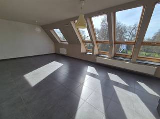 Mooi afgewerkt appartement gelegen aan het dorpsplein, recht tegenover het park te Oostakker.Dit duplex appartement met een oppervlakte van 89m² is...