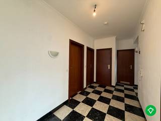 Dit appartement op de 3e verdieping is gelegen op een uiterst centrale ligging te Roeselare, kortbij voldoende noodzakelijke voorzieningen,...