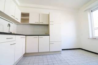 Zeer ruim en licht, instapklaar en volledig geschilderd appartement op de 1e verdieping - met gloednieuwe ramen - zeer gunstig EPC: slechts 103 Kwh/m²/j = bijna een A-label! - bewoonbare opp ca 100 m² - fietsenberging achter het gebouw - autostaanplaats mogelijk (+ 60 euro) - zeer ruime en lichte woonkamer met een breedte van 5,12 m ! - aparte ingerichte eetkeuken (10 m²) met veel lichtinval, met kookplaat, koelkast en plaats voor eettafel - 2 ruime slaapkamers (18 m² + 14 m²) en dressing of ruime berging 8 m² - badkamer met ligbad met douchemogelijkheid en badkamermeubel met kast - apart toilet - aangenaam zuidwestgericht terras met bergkast - zeer gunstig en centraal gelegen, in rustige fietsstraat met éénrichtingsverkeer, vlakbij winkels, Grote Markt en de Ring, Stadspark, ziekenhuis, alles op wandelafstand - in kleinschalig gebouw, met slechts 3 appartementen. Hier kan je rustig wonen.