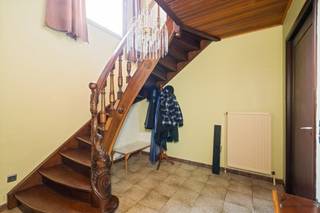 <p><span>Dit appartement op de eerste verdieping in Rillaar biedt met 148 m² woonoppervlakte bijzonder veel ruimte en een praktische indeling. Een aangename appartement voor wie op zoek is naar drie slaapkamers en ruime leefvertrekken.</span></p><p><span>Dit appartement beschikt over een ruime en lichtrijke leefruimte met voldoende plaats voor een gezellige zit- en eethoek. Daarnaast is er een ruime keuken die aansluit bij het dagelijkse wooncomfort.</span></p><p><span>Verder beschikt de woonunit over 3 slaapkamers en een badkamer. De verschillende ruimtes zijn praktisch ingedeeld en bieden voldoende mogelijkheden voor een gezin, maar ook voor wie graag een extra bureau- of hobbykamer wenst.</span></p><p><span>De afwerking heeft een meer klassieke uitstraling, maar de woning is volledig instapklaar. Wie dat wenst, kan het interieur op termijn verder aanpassen aan de eigen smaak.</span></p><p><span>Ook deze woonunit beschikt over een eigen staanplaats in de garage en een grote kelderruimte.</span></p><h2><span>TROEVEN</span></h2><p><span>· 148 m² woonoppervlakte<br />· 3 slaapkamers<br />· Badkamer<br />· Ruime en lichtrijke leefruimte<br />· Ruime keuken<br />· Praktische indeling<br />· Volledig instapklaar<br />· Eigen staanplaats in de garage<br />· Zonnepanelen</span></p><p><span>Een ruime en instapklare woonunit met drie slaapkamers en royale leefruimtes, ideaal voor wie veel binnenruimte zoekt in Rillaar.</span></p>