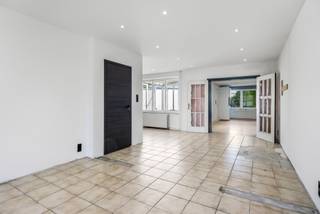 Halfopen gezinswoning met dubbele garage op 3a35ca. Deze woning is gelegen pal in de dorpskern van Valmeer, een landelijke deelgemeente van Riemst...