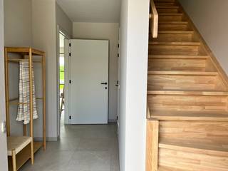 Rustig gelegen nieuwbouw(koppel)woning op 275 m².<br /><br />De woning bestaat uit:<br />Gelijkvloers: inkomhal - gastentoilet - trap richting eerste verdiep - lichtrijke woonkamer - open keuken met aansluitende berging - zonnige tuin. <br /><br />Verdieping: drie slaapkamers - ingerichte badkamer met lavabomeubel en bad/douche - apart toilet - toegang tot zolder met zoldertrap.<br /><br />Regenwaterput: 10.000L<br /><br />Ventilatiesysteem C<br /><br />Carport aanwezig <br /><br />De woning wordt afgewerkt volgens het standaard voorziene lastenboek.<br /><br />Wenst u meer info over deze prachtige nieuwbouwwoning? thijs@grouptrybou.be