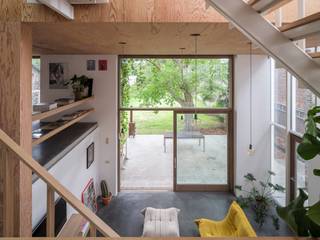 <strong>Uniek vastgoed! Exclusieve en creatieve site met twee kantoorruimtes, een polyvalent handelspand, een short-staystudio en een bijzonder architecturale split-levelwoning met ruime tuin, op een boogscheut van het stadscentrum.</strong><br /><br /><em>Voor meer informatie, mail naar <strong>info@carloeggermont.be</strong>.</em><br /><br />Dit is het type vastgoed dat zelden op de markt komt.<br /><br />Een voormalige bierbottelarij in de bruisende Dampoortwijk werd achter een historische gevel omgevormd tot een uitzonderlijk architecturaal ensemble, waarin wonen, werken en creëren naadloos samenkomen en een uniek geheel vormen.<br /><br />Wat ooit een verlaten industriële site was, werd door architect Kristoffel Boghaert getransformeerd tot een eigentijdse leefomgeving waarin geschiedenis en hedendaagse architectuur elkaar versterken.<br /><br />De site omvat een karaktervolle gezinswoning met vijf slaapkamers en een ruime, zonnig georiënteerde tuin, een zelfstandige guesthouse, twee duplexkantoorruimtes en een polyvalent handelspand dat vandaag wordt uitgebaat als een goed draaiend restaurant.<br /><br />De ligging op de tweede bouwzone en de doordachte aaneenschakeling van de verschillende entiteiten zorgen enerzijds voor een indrukwekkend gevoel van ruimtelijkheid en anderzijds voor een geborgen sfeer. Elke entiteit heeft haar eigen bestemming, waardoor bewoners, ondernemers en bezoekers er moeiteloos hun eigen plek vinden.<br /><br />Dankzij de uitzonderlijke architectuur en de zorgvuldige transformatie werd het project internationaal gepubliceerd, onder meer in <em>Creative Homes – Interiors and Design in Belgium</em> (Gestalten), <em>RUM Magazine</em> en diverse andere architectuur- en designpublicaties.<br /><br />De architecturale split-levelwoning biedt een unieke woonbeleving waarin licht, ruimte en verbondenheid centraal staan. De woning beschikt over maar liefst vijf slaapkamers, een bureauruimte, twee badkamers en een volledig onderkelderde verdieping. Naast de royale oppervlakte is de woning bijzonder praktisch ingericht, onder meer dankzij het vele maatwerk.<br /><br />Een extra troef is de ruime, goed georiënteerde tuin met een afzonderlijke short-staystudio, die bovendien een interessante bijkomende opbrengst genereert.<br />De twee kantoorruimtes zijn elk ingericht als duplex, beschikken over een eigen toegang en hebben een oppervlakte van ongeveer 85 m².<br /><br />Het polyvalente handelspand (200 m<sup>2</sup>)biedt tal van invullingsmogelijkheden, zoals een galerij, restaurant of andere commerciële bestemming. Momenteel wordt het met succes uitgebaat als een goed draaiend restaurant.<br /><br /><strong>Kortom, dit is een unicum. Een uitzonderlijke opportuniteit voor wie op zoek is naar een unieke site waar architectuur, esthetiek en functionaliteit elkaar op een bijzondere manier versterken.</strong>