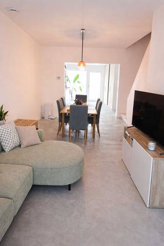 Instapklare halfopen bebouwing met parkeerplaats en EPC A in Bornem.<br /><br />Deze halfopen bebouwing is gelegen in een rustige omgeving in Bornem en werd gerenoveerd in 2024.<br /><br />De woning beschikt over een bewoonbare oppervlakte van 108 m² en is praktisch ingedeeld. Op het gelijkvloers bevindt zich een inkomhal met gastentoilet. Van daaruit kom je in de lichtrijke leefruimte met aansluitend een moderne keuken en toegang tot de tuin. Dankzij de grote raampartijen geniet u hier van veel natuurlijk licht en een aangename woonbeleving. Vanuit de keuken is er ook een zijingang naar een servitudeweg voor een gemakkelijke doorgang met fietsen.<br /><br />Op de verdieping vindt u 2 volwaardige slaapkamers en een badkamer die hedendaags is afgewerkt. De masterbedroom heeft een oppervlakte van 18m² met ingemaakte kasten.<br /><br />Buiten geniet u van een aangename tuin, ideaal om te ontspannen of om te genieten van zonnige dagen.<br /><br />Dankzij de grondige renovatie in 2024 heeft de woning een EPC A. Dit zorgt, in combinatie met de technische troeven zoals vloerverwarming en een ventilatie systeem D, voor een uitstekend wooncomfort.<br /><br />Parkeerplaats ter hoogte van Grootheide 52 is inbegrepen in de verkoopprijs.<br />