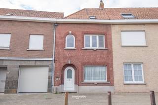 Op zoek naar een ruime gezinswoning op een gunstige locatie in Waregem? Deze woning, gelegen op de wijk ’t Gaverke, biedt heel wat mogelijkheden en werd reeds in 1997 grondig aangepakt en uitgebreid. Dankzij de praktische indeling, de ruime woonoppervlakte en de centrale ligging vormt dit een interessante opportuniteit voor gezinnen die op zoek zijn naar een aangename thuisbasis.<br /><br />De woning beschikt op het gelijkvloers over een gezellige leefruimte die aansluit op de open keuken. Verder bevinden zich hier een badkamer, een ruime wasplaats en een extra berging, wat zorgt voor heel wat praktisch comfort. Daarnaast is er ook een kelder aanwezig voor extra opslagruimte.<br /><br />Op de eerste verdieping bevinden zich momenteel twee slaapkamers en een bijkomende ruimte met wastafel en toilet. Een extra troef is de zolderverdieping, die bereikbaar is via een reeds aanwezige vaste trap. Hier bestaat de mogelijkheid om een derde slaapkamer of een extra hobby- of werkruimte te creëren, afhankelijk van uw wensen.<br /><br />Buiten kunt u genieten van de tuin met een zuidwestelijke oriëntatie. Achteraan de woning bevindt zich bovendien een garage, een praktische meerwaarde voor het parkeren of het opbergen van fietsen en materiaal.<br /><br />Ook op energetisch vlak biedt deze woning een goede basis, met een EPC-label C en dubbele beglazing doorheen de woning.<br /><br />Wenst u een bezoek? contacteer Tom Wielfaert - tom@immoroba.be - 0497/85.80.52