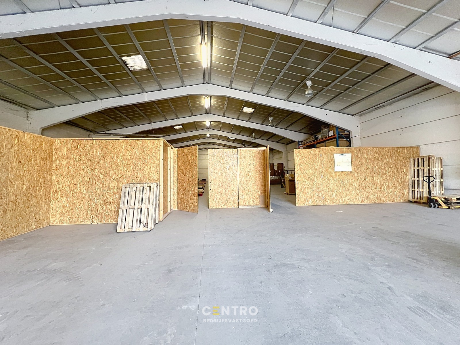 Magazijn met parkings en goede laad-en losmogelijkheden voor OPSLAG te huur regio Waregem. - foto 4