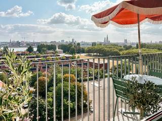 Recent gerenoveerd appartement , met 3 SLK en fantastisch zicht ! <br /><br />Op de groene en steeds hipper wordende linkeroever vindt u dit zeer recent en smaakvol gerenoveerde drieslaapkamerappartement. Elektriciteit, sanitair, keuken,… alles werd vernieuwd. Weids zicht op de Schelde en skyline van Antwerpen. : Van de haven tot het Zuid. Vanuit het appartement dat zich op de 11de verdieping bevindt, heb je ongehinderd ZICHT ZONDER INKIJK.<br /><br />Ruime INKOMHAL met gepantserde inkomdeur, nieuw slot, parlofoon (videofoon mogelijk), 2 praktische ingemaakte opbergkasten. In 1 ervan passen wasmachine en droogkast.<br /><br />De lichtrijke LIVING wordt van de hal gescheiden door een op maat gemaakte, witte stalen deur met kardinaalglas.<br /><br />Nieuwe KVIK KEUKEN met hightech kooktoestellen en ontbijthoek aan het aanrecht voor 2 barkrukken.<br /><br />Gezellig TERRAS om te chillen en genieten van het panorama. <br /><br />Living, keuken en hal op de originele, eiken blokparket.<br /><br />Het TOILET EN BADKAMER kregen nieuwe leidingen, riolering en keramische vloer. Hangwc en handenwasser. <br />Ruime inloopdouche.<br /><br />Drie ruime en lichtrijke SLAAPKAMERS (elk geschikt voor 2-pers.bed en kleerkast) met een eigentijdse nieuwe kurken vloer, grote ramen met mooi uitzicht.<br /><br />Gunstig EPC B, conforme vernieuwde elektriciteit, Dak reeds geïsoleerd, vernieuwde gemeensch. verwarming, beerputten, liften. <br />Isolatie zij- en voorgevel op de planning van 2027.<br /><br />Residentiële ligging, vlakbij Sint Anneke Plage, manège, tennisclub, zeilclub,…waterbus, gratis overzet elke 15’, St Anna tunnel, Waaslandtunnel, metro, busstop en velostation voor de deur, ,…Op minder dan 15 minuten sta je in het hart van Antwerpen. Mobiscore 9.2<br />Met de steeds beter wordende verbindingen met rechteroever, het weloverwogen en degelijke beheer van dit gebouw, de vele hoogwaardige bouwprojecten die hier uit de grond rijzen is dit een topinvestering op vastgoedgebied.<br /><br />Een unieke plek om zorgeloos te wonen.<br /><br />Reserveer je plekje op de KIJKDAG : zaterdag 12/9 van 14u tot 17u<br /><br /><br /><br />