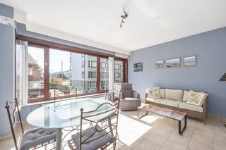 Welkom in deze prachtige <u>lichtrijke</u> studio in residentie Amazone, ideaal gelegen op slechts <strong>50 meter van het strand.</strong><br />Hier woon je niet alleen vlak bij <strong>zee</strong>, maar ook op wandelafstand van openbaar vervoer, winkels, bakker en slager – alles wat je nodig hebt binnen handbereik.<br /><br />De studio geniet van een overvloed aan <strong>natuurlijk licht</strong> dankzij de grote raampartijen, wat zorgt voor een aangename leefruimte.<br />Bovendien wordt de studio volledig <strong>gemeubeld</strong> aangeboden, waardoor je meteen kan <u>intrekken zonder zorgen</u>.<br /><br />Extra troeven zijn de <u>privatieve kelderberging (met elektriciteit)</u> en de gemeenschappelijke fietsenstalling.<br />Tevens beschikt de studio over een conforme elektrische keuring.<br />De studio is instapklaar en zeer goed verzorgd, ideaal als tweede verblijf, vaste bewoning of investering aan de kust.