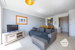 Dit <strong>lichtrijke, zongericht appartement</strong>, gelegen aan de achterzijde van de <strong>Zeedijk</strong> <strong>te Middelkerke</strong>, biedt het perfecte evenwicht tussen rust en een centrale ligging;<br />Het appartement beschikt over een aangename leefruimte die dankzij de zuidgerichte oriëntatie baadt in natuurlijk licht. De keuken sluit naadloos aan op de leefruimte en creëert een open en gezellige sfeer;<br />Indeling: inkom, apart toilet, badkamer, leefruimte met open keuken & 1x slaapkamer; <br />De ligging is een absolute troef: op slechts enkele stappen van het strand, de zeedijk, winkels, horecazaken en het openbaar vervoer, terwijl u geniet van de rust & de zon aan de achterzijde van het gebouw;<br /><br /><u>Troeven:</u>
<ul>
<li>Lichtrijke leefruimte;</li>
<li>Open keuken;</li>
<li>1 volwaardige slaapkamer;</li>
<li><strong>Zeer gunstig EPC-label B;</strong></li>
<li>Op wandelafstand van strand, winkels en restaurants</li>
<li>Ideaal als tweede verblijf, vaste woonst of investering</li>
</ul>
Een uitstekende kans om te genieten van het leven aan de Belgische kust. Contacteer ons vandaag nog voor meer informatie of een vrijblijvend bezoek;<br />