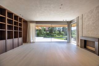 FENOMENALE nieuwbouwvilla afgewerkt met TOP materialen, zwembad en een autolift, gelegen op één van de meest EXCLUSIEVE plaatsen in het ZOUTE. Deze adembenemende villa gelegen op een fantastische ligging en heeft een bewoonbare oppervlakte van maar liefst 613 m². Indeling: Royale inkomhal met vestiairekasten en gastentoilet. Uiterst gezellige living met open-haard, eetkamer, een prachtige keuken voorzien van alle nodige toestellen, knusse zithoek en een praktische bijkeuken voorzien van ingemaakte kasten. De villa beschikt over grote raampartijen die uitgeven op de mooi aangelegde tuin met zonneterrassen en verwarmd zwembad.<br />Via een personenlift is de eerste verdieping bereikbaar en is er de masterbedroom met dressing, ingemaakte kasten en een SUPER gezellige badkamer met dubbele inloopdouche en ligbad. Verder zijn er nog 3 volwaardige slaapkamers, telkens met dressing, ingemaakte kasten en een bijhorende badkamer. Ruime overloop of bureauruimte. Op de tweede verdieping bevindt zich de 5e slaapkamer met bijhorende badkamer en aparte toilet. Mogelijk tot 6e en 7e slaapkamer.<br />De villa is volledig onderkelderd en biedt een autolift de toegang tot de ondergrondse garage met ruimte voor 5 wagens, wasplaats, fietsenberging en fitnessruimte/bar.<br />Deze ongelooflijke villa is exclusief te bezichtigen op afspraak 0479 22 68 72.