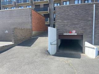 Deze garagebox in residentie <strong>Espace I&II,</strong> gelegen aan de Zeedijk in Middelkerke, inrit via de Leopoldlaan. Een uitstekende opportuniteit op een TOPlocatie, ideaal voor wie extra parkeerruimte zoekt.<br /><br />Kenmerken:
<ul>
<li>Gelegen op de bovengrondse verdieping</li>
<li>Afmetingen: hoogte 1,90m - breedte 2,13m - diepte 4,60m</li>
<li>Onmiddellijk beschikbaar</li>
<li>De garagebox wordt verhuurd op jaarbasis, huurprijs te betalen per jaar = € 1.900,-</li>
</ul>
<br /><br />Interesse? Neem vandaag nog contact op en plan uw bezoek!