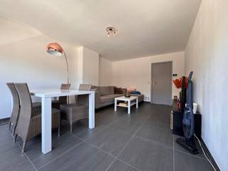 Dit appartement bevindt zich op de eerste verdieping van een kleinschalige residentie met slechts één ander appartement, zeer gunstig gelegen...