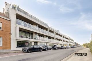 Ontdek dit modern gelijkvloersappartement met achterliggend terras in de recente residentie 'Spuikom I' en geniet van de rust dat deze locatie te bieden heeft! Het appartement bevindt zich op wandelafstand van winkels, openbaar vervoer, het zwembad en scholen. Indeling: inkomhal, lichtrijke en ruime leefruimte met volledig ingerichte open keuken, 2 slaapkamers, badkamer met dubbel lavabomeubel en inloopdouche, ruime berging en apart toilet. Het appartement is energiezuinig en de elektrische installatie is volledig conform. Gemeenschappelijke fietsenberging aanwezig in het gebouw.<br /><br />-<br /><br />Entdecken Sie diese moderne Erdgeschosswohnung mit hinterer Terrasse in der neueren Residenz 'Spuikom I' und genießen Sie die Ruhe, die dieser Ort bietet! Die Wohnung befindet sich in Gehweite zu Geschäften, öffentlichen Verkehrsmitteln, dem Schwimmbad und Schulen. Aufteilung: Eingangshalle, lichtdurchflutetes und geräumiges Wohnzimmer mit voll ausgestatteter offener Küche, 2 Schlafzimmer, Badezimmer mit Doppelwaschtisch und begehbarer Dusche, geräumiger Abstellraum und separates WC. Die Wohnung ist energieeffizient und die elektrische Installation ist vollständig konform. Gemeinsamer Fahrradabstellraum im Gebäude vorhanden.