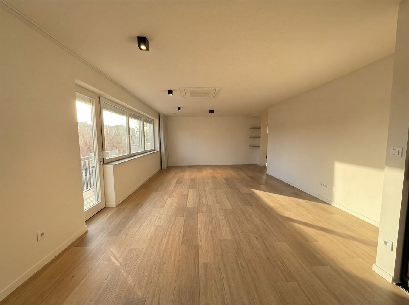 Luxe appartement voorzien van 4 slaapkamers, ruim terras, afgesloten garagebox en 2 autostaanplaatsen gelegen nabij het centrum van Maaseik. - foto 3