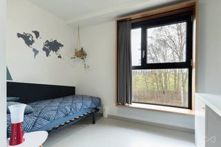 Op zoek naar een slimme investering of een comfortabele verblijfplaats voor een student? Deze studentenkamer bevindt zich in residentie Artemis aan de stadsrand van Leuven. De ligging is bijzonder praktisch met een vlotte verbinding naar de verschillende campussen, het openbaar vervoer en het station van Heverlee. Tegelijk geniet je hier van een rustige woonomgeving.<br /><br />De residentie werd gebouwd in 2014 en beantwoordt aan de hedendaagse normen inzake kwaliteit en energiezuinigheid met een gunstig EPC-label A. De kamer zelf beschikt over een aangename en lichtrijke woon- en slaapruimte en een private badkamer met moderne afwerking. Voor het koken kunnen bewoners gebruikmaken van de gemeenschappelijke keuken.<br /><br />Daarnaast beschikken de bewoners over een gemeenschappelijke tuin, een ontspanningsruimte en een ondergrondse fietsenstalling, wat het wooncomfort extra verhoogt.<br /><br />Wil je meer informatie of deze eigendom ter plaatse ontdekken? Neem vandaag nog contact op voor een bezoek.