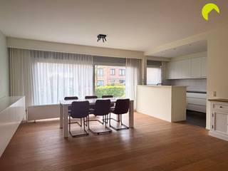 Dit lichtrijk gelijkvloers appartement vinden we nabij het centrum van Edegem, openbaar vervoer, scholen, … Indeling:We betreden het pand via de...