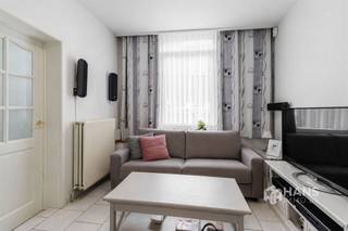 <p><span>Deze charmante woning is rustig gelegen in de Moeshofstraat, op een boogscheut van de Bredabaan en het Runcvoortpark. Dankzij de centrale ligging geniet je hier van een uitstekende bereikbaarheid met het openbaar vervoer, het velo-deelsysteem en de wagen. Winkels, supermarkten en andere voorzieningen bevinden zich bovendien op wandelafstand.</span></p><p><span>De woning werd steeds piekfijn onderhouden en is ideaal voor starters, alleenstaanden of jonge gezinnen. Het platte dak is geïsoleerd en in 2010 werden zowel de leefruimte als de twee slaapkamers uitgerust met airconditioning. Verder beschikken de ramen over dubbele PVC-beglazing en is er een condenserende verwarmingsketel op gas aanwezig.</span></p><p><span>Je komt binnen in de aparte inkomhal met op het uiteinde een praktische berging van 2 m². Links heb je toegang tot de rest van het gelijkvloers, met vooraan de gezellige woonkamer van 26 m² en achteraan de lichtrijke, volledig uitgeruste keuken van 10 m². Hiertussen bevindt zich de vernieuwde badkamer (4 m²), voorzien van een douche, lavabomeubel en toilet.</span></p><p><span>Via een schuifdeur in de keuken heb je toegang tot de onderhoudsvriendelijke, oostgerichte buitenruimte van 17 m². Het aanwezige tuinhuis van 8 m² zorgt voor extra opbergmogelijkheden.</span></p><p><span>Op de bovenverdieping tot slot zijn twee volwaardige slaapkamers van elk 16 m² te vinden.</span></p><p><span>Instapklaar wonen op een rustige, maar centrale locatie? Mis deze kans niet! Bewoonbare opp. 83 m² – ref.: bruto vloeropp. Voor meer info of een gratis schatting surf naar </span><span><span>www.hansimmo.be</span></span></p><p><span> </span></p>