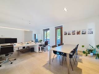 Vous recherchez un espace de bureau prêt à emménager dans le centre de Gand ? Cet espace à la décoration moderne de la Residentie Canal House, conçu par Robbrecht & Daem, offre un environnement de travail élégant et professionnel dans un emplacement privilégié. L'espace de bureau ouvert est lumineux, entièrement meublé et équipé de placards intégrés. En outre, il y a une kitchenette privée avec four micro-ondes et réfrigérateur, des toilettes séparées et un débarras pratique.L'emplacement est idéal : à distance de marche du centre historique et facilement accessible en vélo, en transports en commun ou en voiture. Pour ceux qui arrivent en voiture, deux places de parking souterraines peuvent être louées en option. L'espace extérieur commun constitue un avantage supplémentaire.Surface :Bureau (rez-de-chaussée) : 113 m²Spécifications :- Éclairage LED- Prêt à emménager- Chauffage au gaz naturel- Coin cuisine - Sanitaire- MeubléDisponibilité :Disponible immédiatement.Êtes-vous intéressé par ce bureau à louer dans le centre de Gand, sur la Coupure ? N'hésitez pas à nous contacter au 09 245 35 35 ou à business.gent@dewaele.com