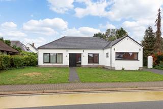 Deze moderne, instapklare en energiezuinige 4 slaapkamer villa (bungalow) op een perceel van maar liefst 12 are 30 ca, gelegen nabij het centrum van Buggenhout, is een tot in de puntjes afgewerkte open bebouwing met alle hedendaags wooncomfort (totaalrenovatie in 2023) en een uitstekende ligging nabij het station. De woning beschikt over een inkomhal met apart toilet,  een open, volledig uitgeruste keuken met berging sluit naadloos aan op de leef-en eetruimte en biedt een mooi zicht op het terras en de tuin. Naast 3 ruime, volwaardige slaapkamers is er ook een kleinere, vierde kamer of bureel. Ideaal voor de combinatie werken-wonen. Het ruime bijgebouw (60 m²) in de tuin kan dienst doen als garage of bergplaats. Dankzij de grote raampartijen geniet de woning van een overvloed aan natuurlijk licht, wat het ruimtegevoel extra versterkt. Naast de badkamer uitgerust met ligbad, dubbele wastafel in een meubel en handdoekdroger is er een tweede badkamer uitgerust met inloopdouche, enkele wastafel in meubel en handdoekdroger aansluitend aan de master bedroom. De oprit, de voortuin, het terras en de tuin maken het plaatje compleet. Deze woning is uitgerust met een warmtepomp, zonnepanelen, PVC schrijnwerk, een elektrische zonneluifel, voorzieningen voor een laadpaal. De centrale ligging in de driehoek Antwerpen–Brussel–Gent zorgt voor een uitstekende bereikbaarheid en maakt deze woning tot een ideale uitvalsbasis. Bovendien scoort de woning bijzonder goed op vlak van energie, met recente technieken die zorgen voor een lage energiefactuur en een gunstig EPC-label. EPC: 213 kWh/m²/j. Energielabel: C, UC: 3016792-RES-1. Voor een bezoek: 052/52.05.05 of axel@ax-quality.be