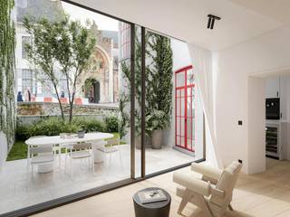 Dit EXCLUSIEF GELIJKVLOERSAPPARTEMENT van maar liefst 223 m2 (bruto oppervlakte) combineert RUIMTE, LUXE en een UNIEKE LIGGING aan het water. De absolute troef is de ZUIDGERICHTE STADSTUIN met aangelegd terras van 39 m2, die rechtstreeks paalt aan de Dijver.
Het appartement beschikt over een stijlvolle leefruimte met prachtige zichten op het water, een aparte zitruimte met bibliotheek, een volledig uitgeruste maatkeuken met hoogwaardige Miele-toestellen, drie mooie slaapkamers met maatkasten en elk een luxueuze ensuite badkamer. Verder zijn er een privé-inkomhal met vestiaire, berging/wasplaats en gastentoilet.
De afwerking is van uitzonderlijk hoog niveau, met onder meer eiken parket, mortex, travertin, Vola-kraanwerk, Dark-verlichting, vloerverwarming, airconditioning, warmtepomp en domotica. Gemeenschappelijke fietsenberging en private berging zijn voorzien. Tevens bestaat de mogelijkheid tot aankoop van één of meerdere autostaanplaatsen in het gebouw.
Kopers hebben bovendien inspraak in de keuze van de afwerking binnen een ruim voorzien budget. Een uniek stadsappartement waar hedendaagse luxe en rust aan het water samenkomen. 