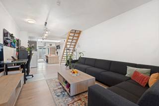 <p>Zoekt u een gerenoveerde, energiezuinige woning met 3 slaapkamers en een garage in Wondelgem? Dan hebben wij precies wat u zoekt!<br /><br />Deze woning bevindt zich in de directe nabijheid van het centrum van Wondelgem en ligt op slechts vijftien minuten fietsen van het hart van Gent. Op loopafstand vindt u supermarkten, lokale winkels en scholen, waardoor u kunt genieten van alle comfort en gemakken in de omgeving.<br /><br />Indeling:<br />- GLV: we stappen de inkomhal binnen (2,75 m²), waaruit we de lichtrijke woonkamer (31 m²) betreden met een prachtig nieuwe open keuken (32 m²), voorzien van alle moderne voorzieningen. Via de keuken betreden we de koer, waar een bijkeuken (20 m²) en een garage (20 m²) met ruimte voor het parkeren van een auto zich bevinden.<br />- 1steV: via de trap komen we in de hal, die ons leidt naar zowel de uitstekend gemoderniseerde badkamer (14,5 m²) met een inloopdouche en een bad, als naar de eerste ruime slaapkamer (16 m²).<br />- 2deV: via de nachthal bereiken we de twee ruime slaapkamers (16 m² en 14,5 m²).<br /><br />Maak dus snel een afspraak voor een persoonlijke rondleiding!</p>