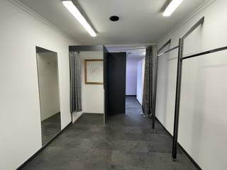 Deze woning is gelegen op een toplocatie in het centrum, dichtbij vele faciliteiten, winkels, scholen, openbaar vervoer en is uitstekend bereikbaar . De woning is ingedeeld in een commercieel gelijkvloers van 68 m² en 2 wooneenheden. Het appartement op de 1e verdieping heeft een oppervlakte van 55m² en omvat: salon, eetkamer, balkon vooraan, ingerichte keuken (gasfornuis, dampkap), 1 slaapkamer en badkamer (douche, lavabo en wc). Op de 2e verdieping is er een duplex appartement van 55 m², deze omvat: een ruime woonkamer, ingerichte keuken (oven, gasfornuis, dampkap,. Via een trap in de woonkamer gaat u naar de zolderverdieping waar er zich een slaapkamer bevindt met een badkamer (bad, lavabo en wc). De woning beschikt ook over kelders. Er is overal dubbele beglazing in PVC voorzien. De woning wordt verwarmd op gasconvectoren. Er zijn aparte meters voor de elektriciteit en de gas.