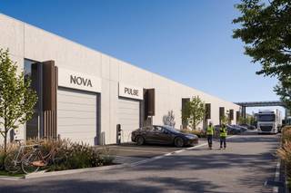 <p><span>Ontdek uw ideale KMO-unit in Kampenhout</span></p><p><span> </span></p><p><span>Bent u als ondernemer op zoek naar een strategisch gelegen, moderne en duurzame bedrijfsruimte? Dit business park</span><span> </span><span>in Kampenhout biedt de perfecte uitvalsbasis voor lokale ondernemers en groeiende KMO's. </span></p><p><span>Strategische ligging &amp; uitstekende bereikbaarheid</span></p><p><span> </span></p><p><span>Gelegen in Kampenhout, geniet de site van een vlotte verbinding met belangrijke economische steden zoals Brussel, Leuven en Mechelen. Bovendien bent u in een mum van tijd op de snelwegen </span><span>E19, E40 en E314</span><span>. Het park is ontworpen met oog voor ecologische duurzaamheid, gekenmerkt door geïntegreerde groene zones en waterdoorlatende verhardingen.</span></p><p><span> </span></p><p><span>Hoogwaardige technische specificaties (Casco+)</span></p><p><span>Elke unit wordt </span><span>wind- en waterdicht (casco) opgeleverd</span><span> volgens de strengste kwaliteitsnormen:</span></p><p><span> </span></p><ul><li><span>Vrije hoogte</span><span>: Minimaal </span><span>6,0 meter</span><span>, ideaal voor opslag en logistieke activiteiten.</span></li><li><span>Robuuste constructie</span><span>: Duurzame staal- en betonstructuur met gevels van </span><span>geïsoleerde prefab betonpanelen</span><span> (PIR-isolatie).</span></li><li><span>Vloerplaat</span><span>: Een gepolierde en gewapende betonplaat (minimaal 15 cm dik) met een nuttige draagkracht van </span><span>2.500 kg/m²</span><span>.</span></li><li><span>Toegankelijkheid</span><span>: Een elektrische bediende </span><span>sectionaalpoort van 4,0 m breed x 4,2 m hoog</span><span> en een aparte </span><span>aluminium of stalen dienstdeur/vluchtdeur</span><span>.</span></li><li><span>Natuurlijk daglicht</span><span>: Grote, meerlagige</span><span> lichtstraat</span><span> in het dak.</span></li><li><span>Nutsvoorzieningen &amp; technieken</span><span>:</span><ul><li><span>Individuele </span><span>regenwaterput van 5.000 liter</span><span>.</span></li><li><span>Gebruiksklaar </span><span>driefasig verdeelbord (400V)</span><span> met aansluitingen voor de poort, het rookluik en twee stopcontacten (teller 40A of 63A).</span></li><li><span>Brandbeveiliging</span><span>: Uitgerust met een individueel brandsysteem (melders, sirene, drukknop) gekoppeld aan de centrale brandmeldcentrale en een </span><span>brandhaspel</span><span> (slang van 15 meter).</span></li><li><span>Wachtbuizen aanwezig voor de installatie van </span><span>laadpalen</span><span> bij de gevelparkings.</span></li></ul></li></ul><p><span> </span></p><p><span>Premium gemeenschappelijke parkfaciliteiten</span></p><p><span> </span></p><p><span>Het park biedt een uniforme, professionele uitstraling en optimale veiligheid dankzij de gemeenschappelijke voorzieningen die door de ontwikkelaar worden gecoördineerd:</span></p><ul><li><span>Camerabewaking</span><span> op strategische locaties gekoppeld aan een digitaal opnamesysteem.</span></li><li><span>Slimme LED-buitenverlichting</span><span> gestuurd via tijd, beweging en luxmeting.</span></li><li><span>Gemeenschappelijke </span><span>brievenbussen</span><span> en een </span><span>stijlvolle reclamezuil</span><span> aan de ingang van het park.</span></li></ul><p><span> </span></p><p><span>Overzicht van de resterende units te huur</span></p><p><span>Er zijn momenteel nog </span><span>7 hoogwaardige units in opbouw te huur</span><span>:</span></p><p><span> </span></p><p><span>B1  182 m²              (60 m²)            1.650,00 EUR</span></p><p><span>B2  180 m²              (60 m²)            1.650,00 EUR</span></p><p><span>B12  191 m²   +        48 m²              2.150,00 EUR</span></p><p><span>C1   216 m²      +      70 m²              2.250,00 EUR</span></p><p><span>C2   216 m²       +      71 m²             2.300,00 EUR</span></p><p><span>C3    216 m²       +     71 m²             2.300,00 EUR</span></p><p><span>C4    216 m²       +     71 m²             2.250,00 EUR</span></p><p><span> </span></p><p><span>De mezzanine bij de B1- en B2-units is optioneel. De mezzanine bij de overige units (B12 en C-vleugel) is inbegrepen en beschikt over een nuttige belasting van 500 kg/m².</span></p><p><span> </span></p><p><span>Flexibiliteit voor uw onderneming</span></p><p><span>Of u nu op zoek bent naar een compactere unit zoals </span><span>B1 of B2</span><span> (waarbij u flexibel kunt beslissen over een extra tussenvloer) of een ruimere opstelling in de </span><span>C-vleugel</span><span> (met een ingebouwde mezzanine voor kantoor- of extra opslagruimte), Business Park Overdevaert biedt de flexibiliteit die uw onderneming verdient.</span></p><p><span> </span></p><p><span>Bent u geïnteresseerd in een van deze resterende KMO-units. Contacteer ons nu!</span></p>