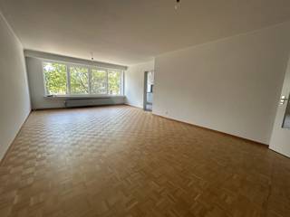 Zonnig, ruim en gerenoveerd app met 2 slaapkamers en terras. Het appartement is gelegen op de tweede verdieping en te bereiken met een lift en/of trap en bestaat uit een inkomhal, een ruime woonkamer ( opp ca 35m2 )met aansluitend een ingerichte nieuwe keuken (ca 8m²). Er zijn 2 ruime slaapkamers (opp ca 15 m2 en 12m2) met een terras , een extra ruimte(6m2) die als berging /dressing of bureau gebruikt kan worden. Een badkamer met douche en wastafel en een aansluiting voor wasmachine en droogkast. De ruime inkomhall heeft twee ingemaakte kosten en er is een apart toilet. Een grote garage vooraan het gebouw en een extra berging op het gelijkvloers in het gebouw.<br />Op wandelafstand van het Boekenbergpark, openbaar vervoer, scholen, winkels en banken, in de nabijheid van het  Boelaerpark en invalswegen.<br /><br />Huurprijs 950€ + 130 € maandelijkse kosten inclusief water en verwarming of een totaal van 1080€ per maand – onmiddellijk beschikbaar <br /><br />Bijkomende informatie:<br />epc 142 kwh – label B<br />gerenoveerd en instapklaar <br />woonopp ca 102m2 – <br />huurwaarborg 3 maanden <br />plaatsbeschrijving intrede deel huurder