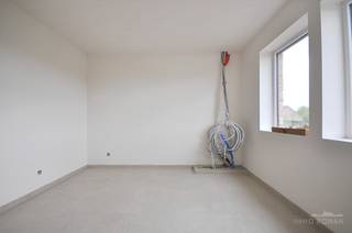 In het <strong>rustig gelegen</strong> Amougies ligt deze prachtige nieuwbouw, perfect gecombineerd met rust, comfort en een toplocatie. Alle voorzieningen zoals winkels, scholen en openbaar vervoer zijn dichtbij, en de woning ligt centraal tussen <strong>Avelgem, Kluisbergen en Ronse</strong>.<br /><br /><strong>Indeling van de woning:</strong>
<ul>
	<li>Gelijkvloers: inkomhal, gastentoilet, ruime woon- en eetkamer, keuken, berging/wasplaats en<strong> carport</strong></li>
	<li>Eerste verdieping: overloop met ruimte voor bureau of dressing, badkamer en <strong>3 zeer ruime slaapkamers!</strong></li>
</ul>
<strong>Kenmerken</strong>: Ventilatiesysteem D, regenwater, warmtepomp, vloerverwarming, <strong>inspraak in materiaalkeuze</strong>: sanitaire toestellen, keukenmeubilair, keuken toestellen, vloeren... <strong>Deze woning kan tevens casco aangekocht worden.</strong><br /><br />Wonen hier betekent genieten van moderne luxe in een rustige omgeving, met prachtige vergezichten op de Kluisberg.<br />Meer info of een bezoek plannen? Contacteer Kyamo De Smet op 0479 06 13 71.