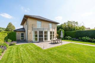 <p>Gelegen in een residentiële verkaveling in Lovendegem, biedt deze prachtige woning een harmonieuze balans tussen ruimte en comfort. Met een royale bewoonbare oppervlakte van 190 m² en een perceeloppervlakte van 761 m², leent deze woning zich perfect voor gezinnen die op zoek zijn naar een gezellig thuis. De indeling omvat een lichtrijke woonkamer en een ruime ingerichte keuken, samen met drie comfortabele slaapkamers voorzien van maatkasten en een moderne badkamer douche, ligbad toilet en badkamermeubel.</p>
<p>De woning, is gebouwd in 2006, straalt een tijdloze uitstraling uit en is voorzien van hedendaagse voorzieningen die het dagelijks leven vergemakkelijken. Een garage biedt praktische parkeermogelijkheden en extra opbergruimte. Buiten geniet u van een ruime aangelegde tuin om te genieten van mooie momenten met familie en vrienden. Deze woning combineert modern wooncomfort met de rust van de omgeving.<br /><br />Wenst u deze woning te bezoeken, boek uw afspraak via de online agenda op maandag 26/10/2026 van 15h tot 18h of maak een afspraak via 09 395 05 40.</p>