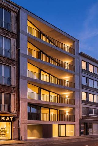 Welkom bij onze nieuwste ontwikkeling in de levendige wijk Muidepoort in Gent. Dit stijlvolle nieuwbouwproject omvat zes hoogwaardig afgewerkte appartementen, ontworpen voor modern comfort en luxe.<br /><br /><strong>Toplocatie en gemak</strong><br />Gelegen op een toplocatie biedt de Muidepoort een perfecte balans tussen stedelijk leven en serene groene omgevingen. De nabijheid van parken, wandelpaden langs de Leie en een scala aan winkels en eetgelegenheden maken dit de ideale plek om te wonen.<br /><br /><strong>Dynamische woonomgeving</strong><br />De Muidepoort staat bekend om zijn gezellige en dynamische sfeer, waardoor het een aantrekkelijke woonomgeving is voor zowel jonge professionals als gezinnen. Hier geniet je van het beste wat Gent te bieden heeft, met gemakkelijke toegang tot het stadscentrum en uitstekende verbindingen met het openbaar vervoer.<br /><br /><strong>Ruimte, licht en luxe</strong><br />Onze appartementen bieden een harmonieuze mix van ruimte en licht, met grote ramen die elke kamer vullen met natuurlijk daglicht. De open woonruimtes zijn perfect voor zowel ontspanning als entertainment, en de moderne keukens zijn uitgerust met de nieuwste apparatuur. Elk appartement beschikt over één tot drie slaapkamers, ideaal voor gezinnen, professionals als investeerders.<br /><br /><strong>Duurzaamheid en comfort</strong><br />Gebouwd met duurzaamheid in gedachten zijn de appartementen energiezuinig en voorzien van een warmtepomp en zonnepanelen. Dit resulteert niet alleen in lagere energiekosten, maar draagt ook bij aan een groenere toekomst.<br /><br /><strong>Persoonlijke afwerking</strong><br />De afwerking van de appartementen is luxueus en kan worden aangepast aan uw persoonlijke smaak. Je hebt de mogelijkheid om zelf keuzes te maken in materialen en afwerkingen, zodat uw nieuwe woning volledig aansluit bij uw wensen.<br /><br /><strong>Interesse in dit project?</strong><br />Neem vandaag nog contact met ons op voor meer informatie via <strong>info@potrell.be</strong> of <strong>09 394 67 95 </strong>en ontdek hoe je deel kan uitmaken van dit opwindende nieuwbouwproject Residentie Muidepoort aan de Muidepoort 46 in Gent.<br /><br /><span>APPARTEMENT OP MAAT | JOUW APPARTEMENT, JOUW STIJL</span><br />Maak van dit appartement uw droom appartement op maat! Voeg je eigen smaak en persoonlijkheid toe en kies zelf de keuken, parket, vloer en badkamer van jouw instapklare eigendom. Een eigen stek op maat van je wensen en stijl. <br />Jij kiest, Potrell voert uit. Zo makkelijk is dat!