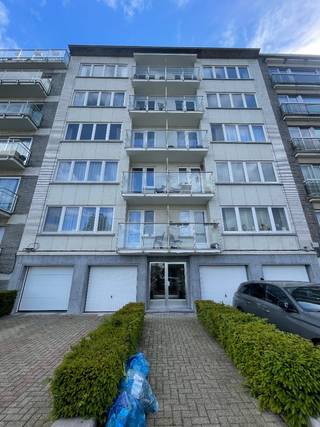 2 kamer appartement (100m2) in Ganshoren met prachtig zicht.<br />Grote living. Terras voor en achteraan. badkamer met douche. Apart toilet, gang met ingemaakte kast. <br />2 kamers vaarvan 1 met terras.<br />Kelder, garage voor 1 auto en staanplaats ervoor<br />Op wandelafstand van openbaar vervoer, winkels en school<br />Huur 1100 + 100 algemene lasten