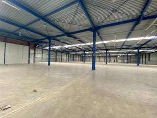 Magazijn van 6.200 m² te huur in Sint‑Niklaas, strategisch gelegen in Europark‑Noord en met uitstekende visibiliteit dankzij de ligging vlak naast...