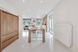 Deze tijdloze en energiezuinige half open bebouwing op ca 257m2 is voorzien van alle moderne comfort en hedendaagse technieken omdat deze maar enkele jaren oud is (bouwjaar 2017). De indeling van de woning is als volgt: inkomhal met gastentoilet , via een mooie steellook deur betreedt men de leefruimte op een strakke epoxy gietvloer met veel raampartijen. Ruime, open keuken voorzien van alle toestellen en opbergkasten. Aparte berging. Op de verdieping zijn er 3 slaapkamers aanwezig en een trendy badkamer in marmerlook met comb.ligb/douche. Extra berging/wasplaats op de verdieping voorzien. Vaste trap naar de 2eV welke momenteel een open afgewerkte ruimte is maar kan dienen als een 4de slaapkamer (verwarming, elektriciteit en raam voorzien). Buiten: carport + 1extra parkeerplaats. Poortje dat toegang verschaft naar de achterkant van de woning. Extra's: zuid gelegen terras en ingesloten tuin. extra's: zonnepanelen voorzien, verluchtingssysteem C+, verwarming op aardgas, laadpaal. MAAK SPOEDIG EEN AFSPRAAK VOOR EEN BEZOEK TE BRENGEN AAN DEZE PAREL VAN EEN WONING!
