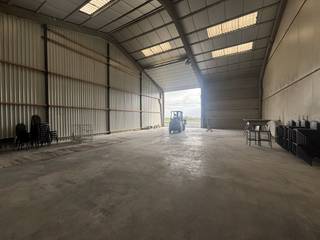 Magazijn te huur van ca. 360 m² met ruime parking in Zonnebeke. Uitermate geschikt voor opslag en kleine ambacht.Door de ligging is het magazijn...