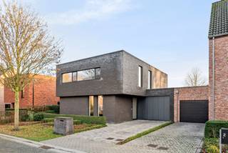 Ontdek deze stijlvolle, instapklare woning die moderne architectuur combineert met een warme, hoogwaardige afwerking. Gelegen in een rustige doodlopende straat, maar toch in het centrum van Hoogstraten. Hier geniet je van comfort én alle voorzieningen op wandelafstand. De woning beschikt over een gezellige woonkamer, lichtrijke keuken, wasplaats, 2 badkamers, 4 slaapkamers, volledige onderkeldering, inpandige garage en fraai aangelegde tuin.<br /><br />De woning is toegankelijk via de inkomhal met vestiaireruimte. Deze geeft toegang via een dubbele houten deur tot de gezellige woonkamer met op maat gemaakte bureau. De keuken beschikt over een vaatwasmachine, ijskast, ingebouwde koffiemachine, stoomoven en inductievuur. Door de grote glaspartijen geniet u hier van een aangename lichtinval en zicht op de tuin. In de wasplaats geniet u van vele ingemaakte kasten en de mogelijkheid uw machines op hoogte te zetten. Voorts treft u op de gelijkvloerse verdieping een apart toilet en badkamer met inloopdouche en lavabomeubel.<br /><br />Via de inpandige garage heeft u toegang tot de goed afgewerkte kelder die zich onder de volledige woning bevindt. Hier is het mogelijk fietsen te plaatsen, hobby's uit te oefenen of extra bergruimte te hebben.<br /><br />Op de eerste verdieping zijn er 4 slaapkamers voorzien waarbij 2 kinderkamers worden afgescheiden door een ingemaakte kastenwand waardoor het ook mogelijk is deze als 1 grote kamer te gebruiken. Voorts vinden we hier een ruime badkamer terug die is voorzien van ligbad en dubbel lavabomeubel.<br /><br />Buiten kom je helemaal tot rust in de fraai aangelegde tuin, een gezellige tuin die zuidelijk georiënteerd is waardoor u hier volop kan genieten van de zon.<br /><br />Bijzonderheden:<br />- Rustig gelegen eigendom op centrale locatie<br />- De woning is volledig onderkelderd en goed bereikbaar<br />- Zonnepanelen<br />- Regenput onder garage<br />- Airco aanwezig