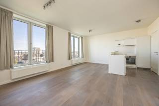 <strong>Wonen boven de stad!</strong><br />Appartement met terras op het 12de verdiep van de Westkaai Torens (4de toren). Vanuit het ganse appartement geniet je hier van een spectaculair uitzicht op het de stad en de haven. <br /><br /><strong>Indeling: </strong>Inkomhal op keramische tegel; apart toilet; volledig geïnstalleerde keuken met bijkeuken voorzien van opberg mogelijkheden. Ruime woonkamer op parket met toegang tot het gezellige terras met panoramische zichten. 2 slaapkamers op parket, beide met uitzicht over de Schelde en de haven. Badkamer op keramische tegel voorzien van een dubbele wastafel, ligbad met (ophang)douche. Wasplaats/extra berging in de nachthal. <br /><br /><strong>Bijzonderheden:</strong>
<ul>
<li>Individueel verbruik van gas - water en elektra.</li>
<li>1 autostaanplaats verplicht bij te kopen, 1 optioneel. Prijs per plaats € 35.000,-</li>
<li>Ondergronds: privé-kelder en gemeenschappelijke fietsenberging.</li>
</ul>