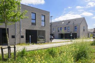 Deze instapklare nieuwbouwwoning is gelegen in een nieuw woonproject in het centrum van Beveren-Leie, meer bepaald op de site Vanmarcke tussen de Sint-Jansstraat en de Grote en Kleine Heerweg. Rustig gelegen en voldoende groene ruimte aanwezig. Goede mobiliteit met winkels, scholen en ontspanningsmogelijkheden vlakbij.<br /><br />Deze woning (lot 30) is een halfopen woning die volledig afgewerkt aangeboden wordt. <strong>De keuken mag je zelf nog kiezen!</strong> <br />Gelijkvloers : inkom, wc, ruime living, open keuken met eiland, berging.<br />1ste verdiep : 1 grote slaapkamers voor de ouders, 2 kinderkamers, aparte wc, badkamer ingericht met ruime inloopdouche en badkamermeubel met dubbele lavabo, technische ruimte.<br /><br />🏡 Grote tuin met goeie oriëntatie die tevens toegankelijk is via de achterkant. <br />🚗 Parkeerplaats inbegrepen.<br />✅ Bespaar fors op je energiefactuur, dankzij het doorgedreven isolatiepakket, warmtepomp met vloerverwarming, ventilatiesysteem D en zonnepanelen.<br /><strong>Bovendien geniet je van een vrijstelling van onroerende voorheffing gedurende 5 jaar! </strong><br /><br />Bij Durabrik ben je zeker van een vaste prijs. Geen budgettaire verrassingen dus bij de aankoop. <br /><br />📱09 280 60 60<br />📧 info@durabrik.be<br />Prijs excl. btw en kosten.<br /><br />*afbeeldingen en oppervlaktes zijn indicatief