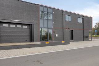 Recent vernieuwd kantoor met optioneel magazijn in RavelsZeer mooi kantoor/KMO-unit gelegen op een A-locatie aan de brug in Ravels, met eventueel...
