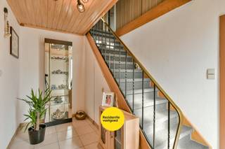 Welkom in deze gezellige gezinswoning, ideaal gelegen in de rustige en gegeerde buurt Don Bosco. Deze aangename omgeving staat bekend om haar rustige karakter en uitstekende bereikbaarheid. Winkels, scholen, openbaar vervoer en andere essentiële voorzieningen bevinden zich op korte afstand. Alle roerende goederen zijn inbegrepen in de aankoopprijs!<br /><br />Bij het betreden van de woning komt u terecht in een verzorgde inkomhal met gastentoilet. De lichtrijke leefruimte vormt het hart van de woning en biedt een warme sfeer voor gezellige familiemomenten. Aansluitend vindt u de volledig uitgeruste keuken, een fijne plek voor wie graag kookt en geniet van huiselijke gezelligheid.<br /><br />Op het gelijkvloers beschikt de woning bovendien over een praktische garage, ideaal voor het parkeren van uw wagen of als extra bergruimte.<br /><br />De eerste verdieping telt drie volwaardige slaapkamers en een moderne badkamer, uitgerust met een inloopdouche en lavabo. <br /><br />Buiten geniet u van een gezellig tuintje waar u in alle rust kan ontspannen en genieten van de namiddag- en avondzon.<br /><br />Warm geworden van deze woning?<br />Contacteer ons vandaag nog voor een bezoek of meer informatie.<br /><br />De vermelde prijs is een richtprijs. Elk bod, zowel hoger als lager dan deze prijs, wordt voorgelegd aan de eigenaar, die zich het recht voorbehoudt om dit te aanvaarden of te weigeren.<br /><br />Neem voorsprong met een vrijblijvende en gratis schatting van uw eigendom via:<br />www.residentievastgoed.be/gratisonlineschatten