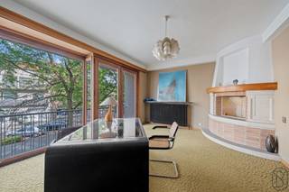<p>TOPgelegen charmante herenwoning met stadstuin en dubbele garage in het centrum! Deze voormalige dokterswoning biedt een uitzonderlijke kans voor wie op zoek is naar een ruime eigendom met enorm veel potentieel, ideaal voor een combinatie van wonen en werken. Met een bewoonbare oppervlakte van ca. 500 m² op een perceel van 260 m² geniet je hier van karakter, volume en tal van mogelijkheden tot renovatie en herinrichting.<br /><br />INDELING: Gelijkvloers: inkomhal met prachtige authentieke trap, wachtkamer en praktijkruimte, aparte hal, gezellige zithoek met sierhaard, keuken en een extra eet- en zithoek met directe toegang tot het terras en de stadstuin. Achteraan bevindt zich een ruime dubbele garage met kelder en een extra verdieping, toegankelijk via een achterliggende straat. Verdiepingen: bureauruimte, meerdere volwaardige slaapkamers, badkamer en verschillende zolderruimtes met uitbreidingsmogelijkheden.<br /><br />Voor wie is dit pand ideaal?<br />♦ Voor wie wonen en werken wil combineren op een centrale ligging.<br />♦ Voor renovatieprojecten met karakter en veel ruimte.<br />♦ Voor investeerders of grote gezinnen die op zoek zijn naar volume en potentieel.<br /><br />Extra troeven: dubbele garage, stadstuin (ca. 40 m²), terras, kelder en inrichtbare zolderruimtes.<br /><br />Bezoek na afspraak met Immo Beguin: info@immobeguin.be</p>