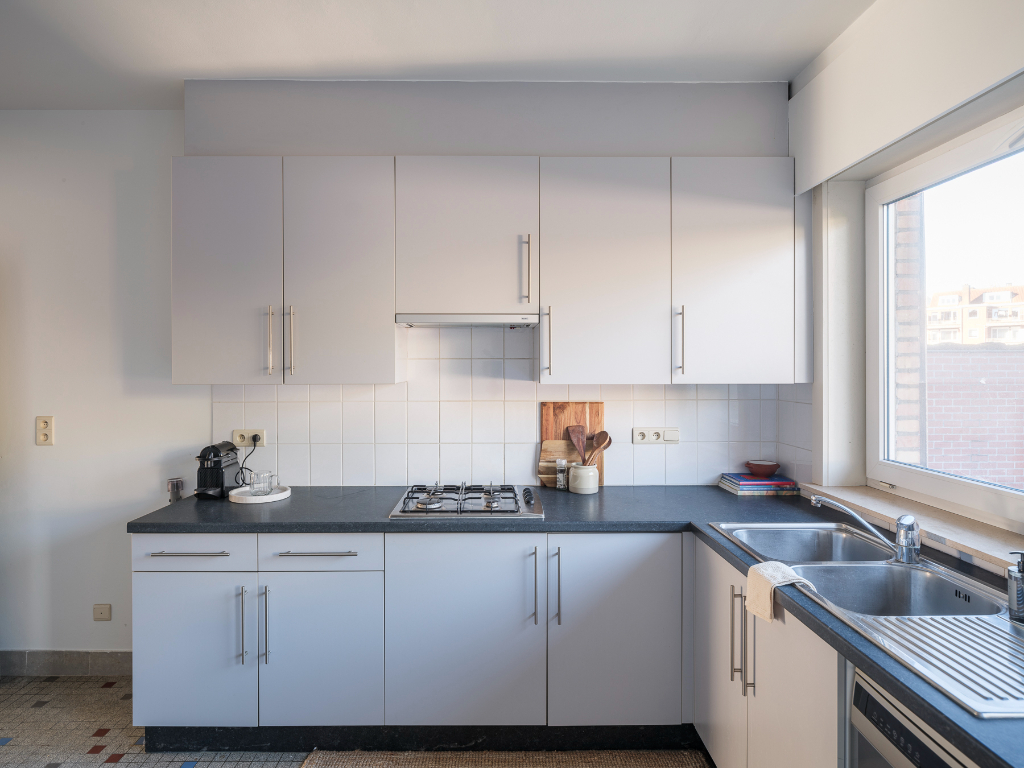 Een stijlvol appartement in de Sportstraat, met een warm mid-century karakter en hedendaags wooncomfort. - foto 5