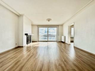 Dit instapklaar appartement is gelegen op 5 minuten van het centrum van Roeselare.De indeling is als volgt: inkomhal, lichtrijke woonkamer,...