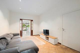 <p>Op zoek naar een <strong>instapklare gezinswoning </strong>waar <strong>authentieke charme en hedendaags wooncomfort </strong>perfect samengaan? Deze prachtige woning aan de Leuvensesteenweg in Mechelen zal u meteen weten te bekoren. Dankzij de u<strong>itstekende ligging </strong>geniet u van een vlotte verbinding naar het centrum van Mechelen, Leuven en Antwerpen, terwijl winkels, scholen en openbaar vervoer zich op wandel- en fietsafstand bevinden.</p><p></p><p>De woning ademt karakter dankzij de authentieke art-deco-elementen, zoals de originele tussendeuren en de stijlvolle trap. Tegelijk werd ze doorheen de jaren zorgvuldig gerenoveerd. Zo werden de <strong>moderne keuken </strong>en de achterbouw gerealiseerd in 2018. Op de verdiepingen bevinden zich <strong>vier volwaardige slaapkamers</strong> en<strong> twee stijlvolle badkamers </strong>(2022 en 2021), terwijl <strong>airconditioning</strong> in de slaapkamers extra comfort biedt.</p><p></p><p>Ook buiten is het aangenaam vertoeven. De onderhoudsvriendelijke,<strong> organisch aangelegde tuin </strong>(2023) met cortenstaal en het volledig gebetonneerde terras vormen de ideale plek om te ontspannen.</p><p></p><p>Verder beschikt de woning over <strong>9 zonnepanelen</strong>, PVC-ramen met dubbele beglazing (2020-2022), <strong>elektrische zonnescreens, ventilatie</strong> op de bovenste verdiepingen, waterverzachter, een droge kelder, <strong>groendak</strong>, kruipzolder, een <strong>praktische fietsenberging</strong> die tevens als wasruimte kan dienen en een parlofoon.</p><p></p><p>Een instapklare woning waar karakter, ruimte, comfort en energiezuinigheid samenkomen. Maak vandaag nog een afspraak en ontdek zelf alles wat deze unieke woning te bieden heeft.</p><p></p><p>Bent u in de wolken van deze woning? Plan nu uw bezoek in via: </p><p><strong>nico@altro-vastgoed.be - 04 88 42 42 24 </strong></p>