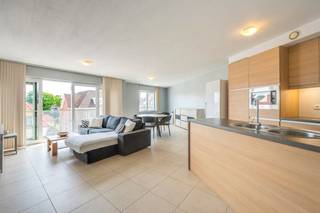 Recenter en energiezuinig (EPC B) 2-slaapkamer appartement op een strategische locatie in Sint-Andries, vlakbij de Smedenpoort en kortbij het station. <br /><br />Het appartement heeft indeling als volgt: inkomhal, lichtrijke leefruimte met zit- en eethoek met toegang tot terras, open geïnstalleerde keuken, berging/wasplaats, afzonderlijk toilet, 2 ruime slaapkamers beide met toegang tot het 2e terras, badkamer met douche/bad, dubbele wastafel met meubel en spiegelkast. Privé parkeerplaats inbegrepen. <br /><br />Voor meer informatie of een vrijblijvend bezoek, contacteer Sebastien op het nummer 0477 09 09 09. 