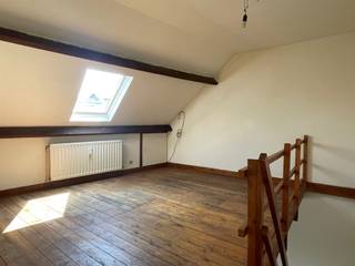 Appartement sous les toits à Alost Cet appartement de 65 m² dispose d'une salle de séjour spacieuse avec beaucoup de lumière naturelle grâce aux grandes fenêtres. Il y a une chambre à coucher qui, comme le reste de l'appartement, a une atmosphère chaleureuse. La cuisine est en cours de finition et sera prête au moment de la location.Une salle de bain soignée avec baignoire, toilettes et lavabo. L'appartement dispose également d'une cave privée. Le loyer est de 675 euros/mois + 100 de charges communes.