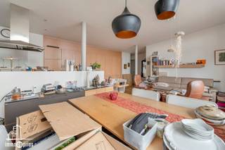 Ontdek dit charmante appartement met één slaapkamer, ideaal gelegen op een centrale locatie. De lichtrijke leefruimte met open keuken vormt het...